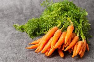 baby carota su sfondo di pietra foto