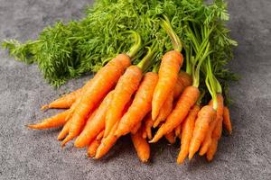 baby carota su sfondo di pietra foto