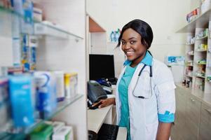 farmacista afroamericano che lavora in farmacia presso la farmacia dell'ospedale. assistenza sanitaria africana. foto