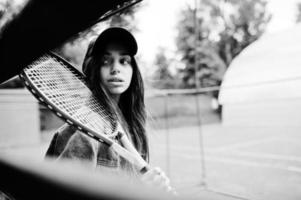 giovane ragazza sportiva con racchetta da tennis sul campo da tennis. foto