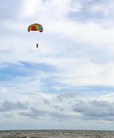 sport di parapendio sul cielo nuvoloso foto