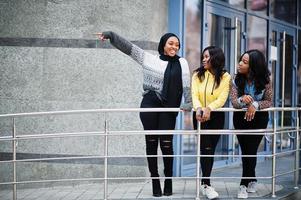tre giovani amiche afroamericane del college trascorrono del tempo insieme. foto