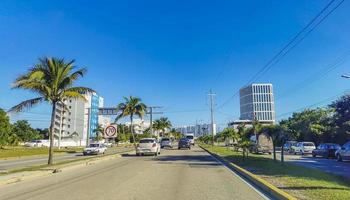 cancun quintana roo mexico 2022 edifici tipici di auto da strada e paesaggio urbano di cancun mexico. foto