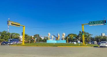 cancun quintana roo mexico 2022 edifici tipici di auto da strada e paesaggio urbano di cancun mexico. foto