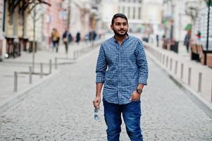 elegante modello di barba indiana uomo in abiti casual poste all'aperto in strada dell'india. foto