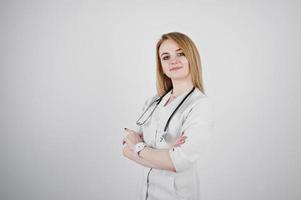 bionda medico infermiera con stetoscopio isolato su sfondo bianco. foto