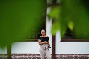 elegante donna afroamericana in occhiali da sole poste all'aperto. foto