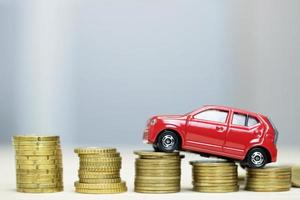 sfondo auto su monete prestiti auto, finanza, risparmio di denaro, assicurazioni e idee sull'acquisto di auto foto