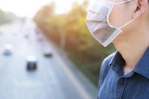 protezione contro malattie contagiose, coronavirus, covid-19. uomo che indossa una maschera igienica per prevenire infezioni, malattie respiratorie trasmesse per via aerea come l'influenza, 2019-ncov. foto