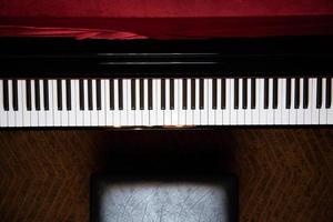 primo piano della tastiera del pianoforte con i tasti di messa a fuoco selettiva. può essere utilizzato come sfondo. foto