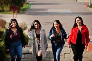 un gruppo di quattro ragazze latine felici e graziose dell'Ecuador in posa in strada. foto