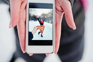 ragazza sullo schermo del telefono con pizza. concetto divertente. foto