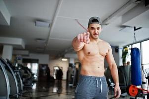 uomo arabo in forma e muscoloso in posa in palestra. foto