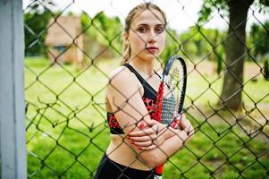 bella donna sportiva tennista con racchetta in costume sportivo. foto