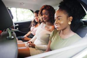 gruppo di amiche afroamericane che si divertono in macchina. foto