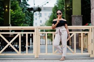 donna afroamericana alla moda in occhiali da sole con gelato. foto