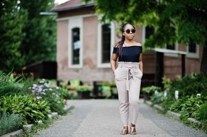 elegante donna afroamericana in occhiali da sole poste all'aperto. foto