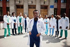 gruppo di studenti di medici africani vicino all'università di medicina all'aperto. foto