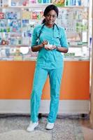farmacista afroamericano che lavora in farmacia presso la farmacia dell'ospedale. assistenza sanitaria africana. foto