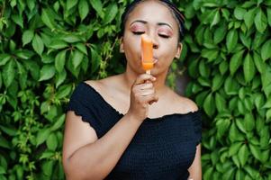 primo piano ritratto di elegante donna afroamericana con gelato. foto