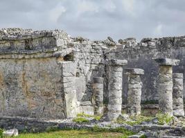 antiche rovine di tulum sito maya tempio piramidi manufatti vista sul mare messico. foto