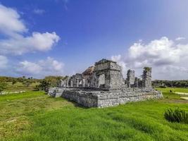 antiche rovine di tulum sito maya tempio piramidi manufatti vista sul mare messico. foto