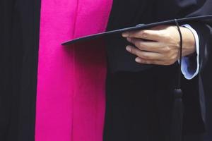 colpo di cappelli di laurea durante l'inizio laureati di successo dell'università, congratulazioni per l'educazione concettuale. cerimonia di laurea, congratulazioni con i laureati all'università. foto