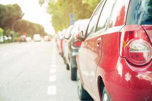 ingorgo in una strada di città fila di auto sulla strada veloce nelle ore di punta. semafori. parcheggio auto. concetto di traffico di trasporto. foto