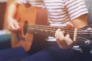 elegante chitarra acustica che suona a mano. artista musicista nel parco pubblico. foto