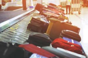 foto valigia sfocata, bagagli con personale servizi gestiti borsa bagagli nastro trasportatore in circolazione nel ritiro bagagli nell'aeroporto internazionale. viaggio di concetto