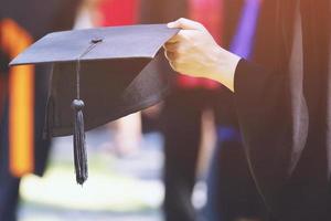 colpo di cappelli di laurea durante l'inizio laureati di successo dell'università, congratulazioni per l'educazione concettuale. cerimonia di laurea, congratulandosi con i laureati all'università durante l'inizio. foto