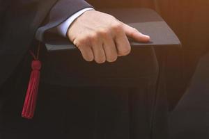 colpo di cappelli di laurea durante l'inizio laureati di successo dell'università, congratulazioni per l'educazione concettuale. cerimonia di laurea, congratulandosi con i laureati all'università durante l'inizio foto