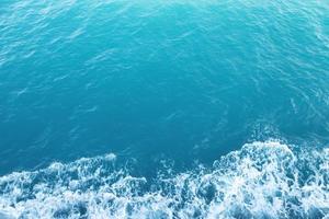 onde del mare nell'onda dell'oceano che spruzza l'acqua dell'ondulazione. sfondo blu acqua. foto
