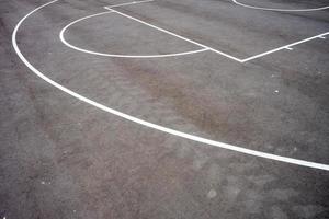 linee del campo da basket sull'asfalto foto