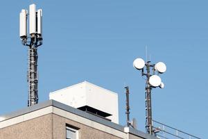 torre dell'antenna del telefono cellulare su un tetto foto