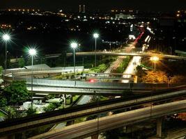 luce del veicolo e città notturna di bangkok foto