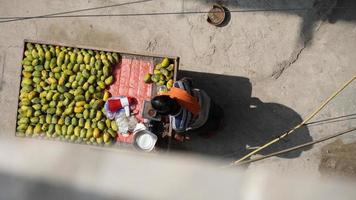 vecchio indiano che vende mango nell'immagine della strada foto
