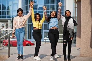 quattro giovani amiche afroamericane del college trascorrono del tempo insieme. foto