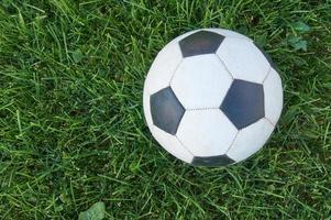 pallone da calcio su erba verde. vista dall'alto con spazio di copia. concetto di sport e ricreazione foto