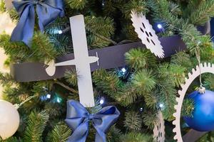 primo piano di albero di natale decorato con aereo bianco e palline blu sullo sfondo del nuovo anno foto