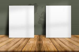bianco vuoto due poster di carta su tavolato pavimento in legno e muro di cemento, modello mock up per aggiungere il contenuto, lasciare spazio laterale per la visualizzazione del prodotto. foto