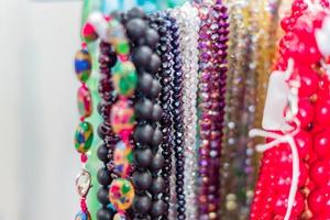 collane colorate di perline di cristallo. motivo di sfondo. artigianato alla moda per le donne foto