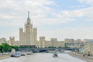 Mosca, Russia, 2019 - vista sull'argine moskvoretskaya con traffico e grattacielo dal ponte galleggiante foto