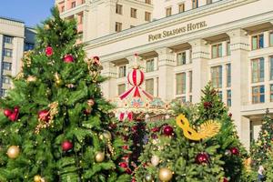 Mosca, Russia, 2018 - decorazione natalizia della città. alberi di natale di fronte all'hotel quattro stagioni foto