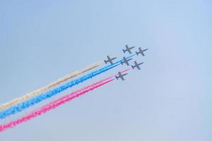 zhukovsky, russia, 2019 - la squadra acrobatica sportiva russa rus fa manovra all'aviazione internazionale e salone spaziale maks 2019 foto