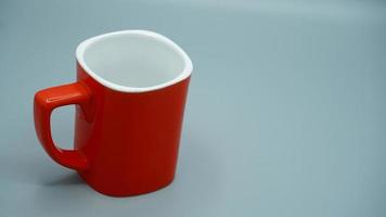 tazza rossa e bianca su sfondo bianco foto