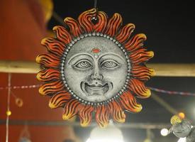 scultura di un'immagine del dio surya indiano foto