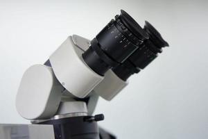 un microscopio operatorio in sala operatoria foto