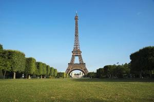 torre eiffel su sfondo blu cielo foto