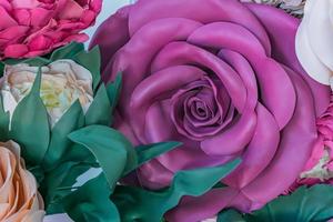 fiori giganti di foamiran fatti a mano di colore rosa. trama di sfondo foto